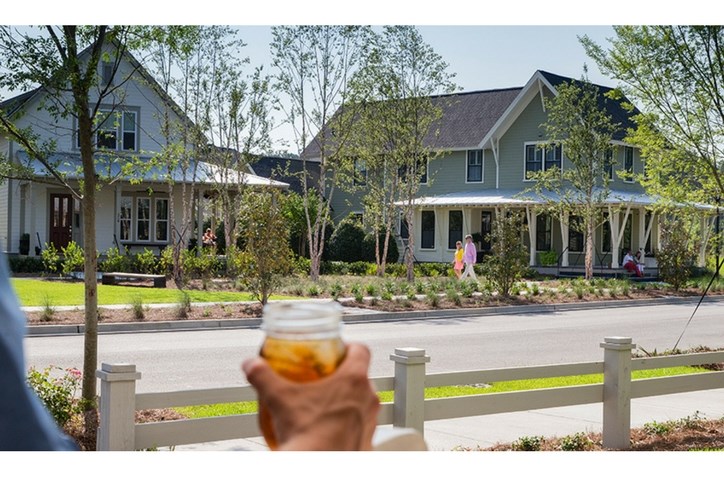 Man_holding_iced_tea_on_porch.jpg